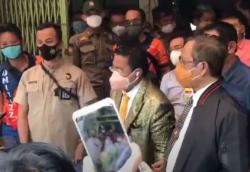 Video Hotman Paris Sibuk Semprot Disinfektan usai Bincang Santai dengan Mahfud MD