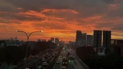 Penampakan Langit Jakarta Indah Berwarna Oranye usai Hujan Reda