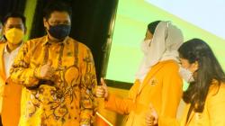 Airlangga Hartarto Acungkan Jempol saat Didukung MKGR sebagai Capres 2024