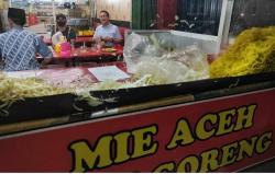 Gubernur Anies Mampir di Warung Mie Aceh Jalan Ampera: Enaknya Kelewatan!  