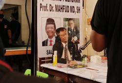 Begini Momen Mahfud MD Ngopi dan Bikin Podcast Bareng Hotman Paris di Kopi Johny