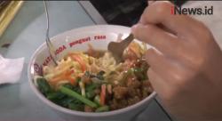 Video Mencicipi Sensasi Unik Mi Ayam Rujak di Bantul