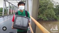 Demi Konten dan Viral di Medsos, Pemuda Nekat Cemari Sungai dengan TV Rusak<