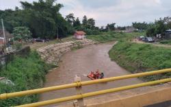 Korban Hanyut di Sungai Citarum Akibat 2 Motor Tabrakan di Majalaya Masih Dicari
