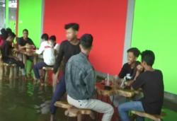 Menikmati Sensasi Baru Menyantap Kuliner Sambil Terapi Ikan