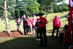 Video Menkumham, Mensesneg dan Mensos Tanam Pohon Di Kawasan Pintu 7 Gelora Bung Karno