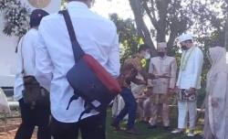 Kenakan Pakaian Serba Putih, Ikbal Fauzi Siap Ucapkan Ijab Kabul 