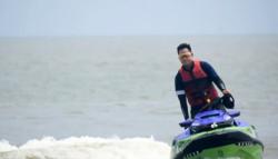  Intip Aksi Bupati Dico M Ganinduto Bermain Jet Ski di Pantai Indah Kemangi Kendal