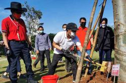  PDIP Tanam 24 Jenis Pohon di Kawasan Gelora Bung Karno