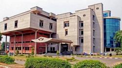 Aneh, Perempuan Ini Menangis Darah