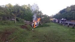 Viral di Medsos, Ferrari Putih Terbakar Hebat di Tol Cipularang<