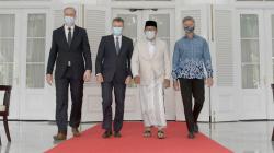 Bergaya Khas Santri, Ridwan Kamil Temui Dubes Denmark, Finlandia dan Kanada