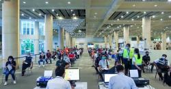 Sandiaga Uno Tinjau Vaksinasi Pekerja Bandara Bali