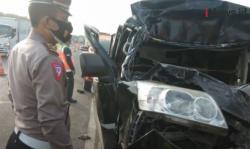 Video Mobil Travel Tabrak Truk di Tol Cipali, 2 Orang Tewas