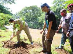 Peringati Hari Air Sedunia dengan Tanam Pohon, Anies Baswedan Ajak Warga Lestarikan Alam<