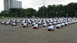 Terima SK Pengangkatan P3K, 227 Honorer Sujud Syukur di Halaman Kantor Pemkab Gresik