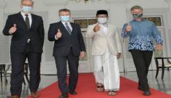 Keren, Ridwan Kamil Kenakan Peci dan Sarung saat Terima 3 Duta Besar