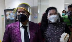 Hotman Paris Berendam di Kolam Renang Jam 4 Subuh agar Tensi Tak Naik saat Divaksin Kedua 