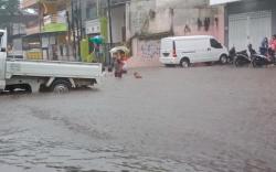 Banjir Terjang Kota Malang usai Diguyur Hujan Deras 3 Jam Lebih<