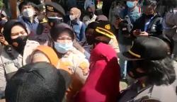 Video Simpatisan Habib Rizieq Adu Mulut dengan Aparat karena Tak Diizinkan Masuk Ruang Sidang