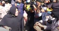 Video Emak-Emak Menolak Dibubarkan di Depan Pengadilan Negeri Jaktim