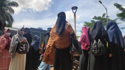 Datangi PN Jaktim, Emak-emak Ini Minta Habib Rizieq Dibebaskan 