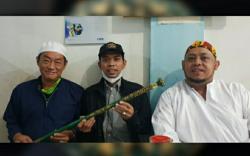 Ustadz Abdul Somad Dapat Hadiah Tongkat Berukir Khas Palembang yang Menyusahkan Orang Munafik<