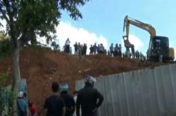 Video Ricuh Demo Tolak Gusuran Tol JORR 2, Seorang Ibu Pingsan