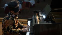 Rekor Dunia, Jefri Setiawan Bermain Piano 5 Jam Nonstop dengan Mata Tertutup