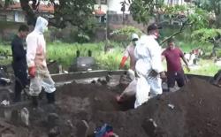 Jenazah Covid-19 di Ponorogo Tertukar, Petugas Langsung Bongkar Makam