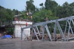 Video Jembatan sepanjang 100 Meter di Sumsel Ambruk<