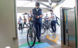 Ini Penampakan Anies dan Riza Patria Jajal Gerbong MRT Khusus Sepeda Nonlipat