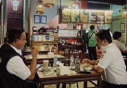 Anies Baswedan Ngopi Bareng Riza Patria di Jalan Sabang, Netizen: Keren Pak Gubernur