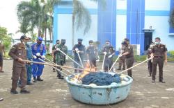 KKP dan Kejaksaan Tenggelamkan 4 Kapal Berbendera Vietnam di Pontianak