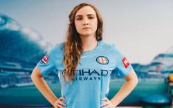 So Sweet! Pesepak Bola Cantik Ini Dilamar di Tengah Lapangan usai Pensiun