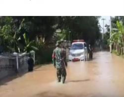 Video Petugas Vaksin di Tasikmalaya Terjebak Banjir <