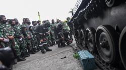 Begini Prajurit TNI AD Latihan Bongkar Pasang Rantai Tank AMX-13 APC