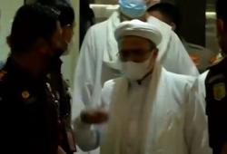 Video Habib Rizieq Hadiri Sidang Pelanggaran Prokes<