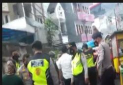 Video Petugas Evakuasi 2 Pencari Suaka Asal Asia Tengah dan Afrika