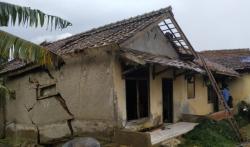 Terancam Pergerakan Tanah, 8 Rumah di Pasirwangi Garut Retak dan Nyaris Roboh<