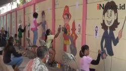 Hilangkan Kejenuhan, Anak-Anak Lomba Mewarnai Tembok Warga di Tangerang
