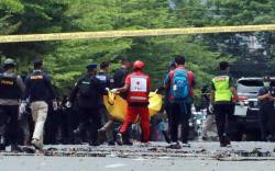 Polisi Evakuasi Jenazah Terduga Pelaku Bom Bunuh Diri di Gereja Katedral Makassar