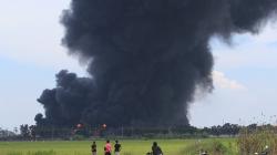 Kebakaran Kilang Minyak Pertamina Balongan Belum Padam, Asap Hitam Mengepul