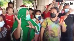 Video Ratusan Warga Mengungsi di 3 Lokasi Pascakebakaran Kilang Minyak Balongan