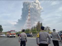 Suasana Kawasan Kilang Minyak Pertamina Balongan Pagi Ini, Asap Pekat Membubung<