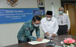 Ridwan Kamil Serahkan LKPD Tahun Anggaran 2020 ke BPK Jabar
