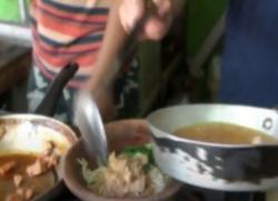 Menikmati Mie Ayam di Atas Cobek 