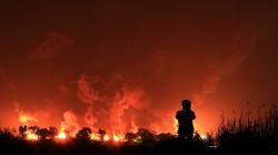 Api Masih Menyala, Kebakaran Tangki Minyak Pertamina Balongan Belum Padam<