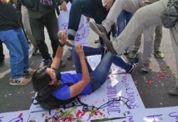 Kecam Kekerasan Jurnalis Nurhadi, PWI Mojokerto Gelar Aksi Teatrikal