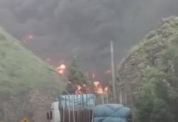 Video Lima Truk Tangki Terbakar di Jalan Tol San Mateo, Peru